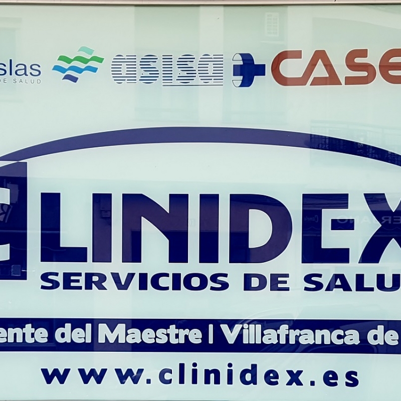 Cristalera de Clinidex con los logos de las compañías de salud con las que trabaja