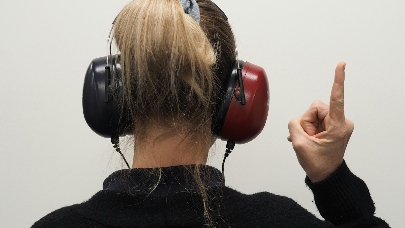 Persona con auriculares durante una prueba de audición
