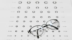 Gafas sobre un panel de optotipos