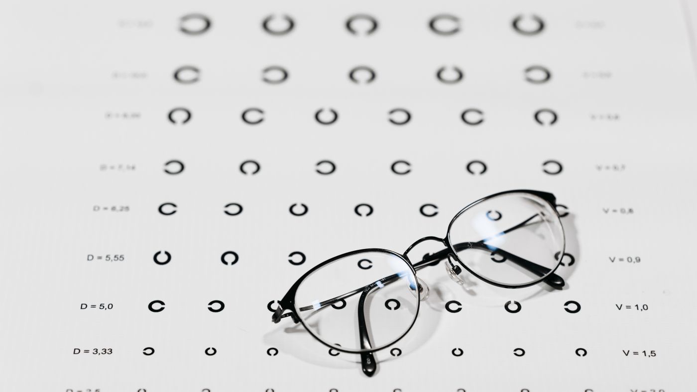 Gafas sobre un panel de optotipos