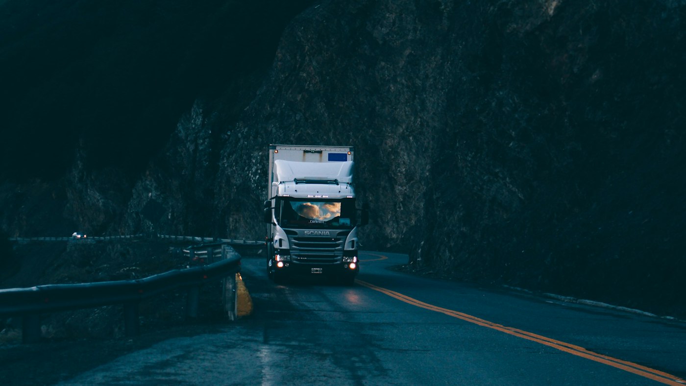 Camión de noche en una carretera oscura