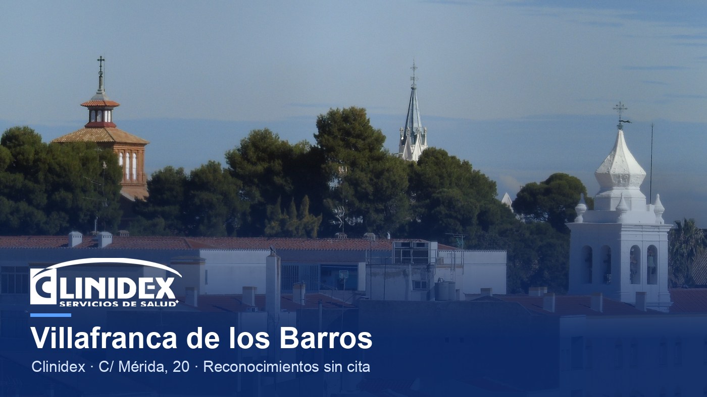 Villafranca de los Barros: VISTA DEL CAMPANAERIO DEL SANTUARIO Y EL COLEGIO SAN JOSÉ. 