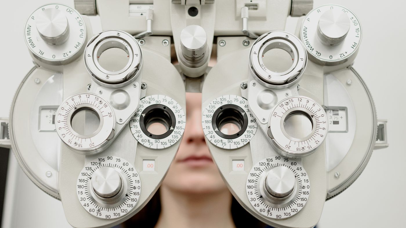 Persona mirando por un foróptero