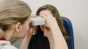 Prueba de la vista con un aparato