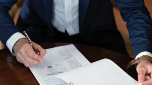 Persona firmando un documento