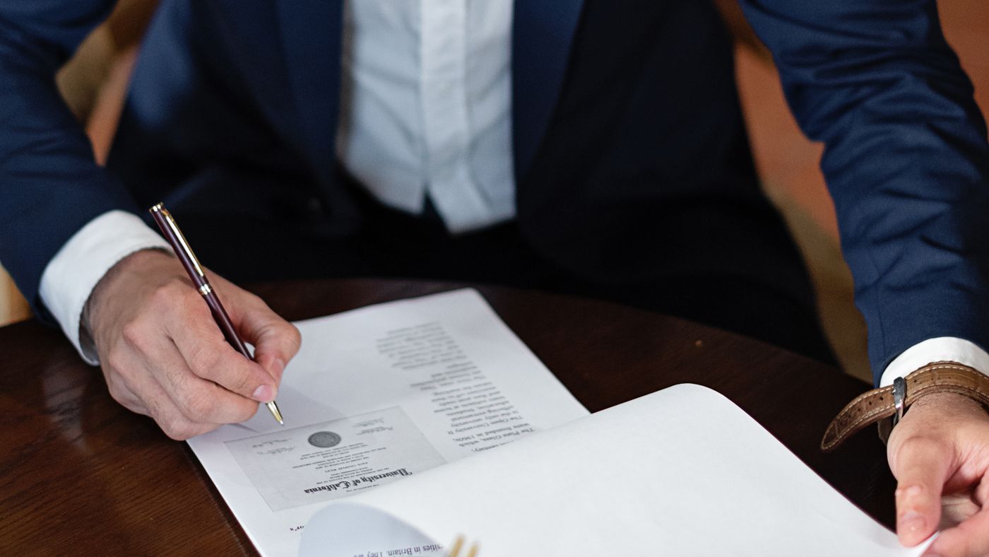 Certificado médico cerca de mí: persona firmando un documento