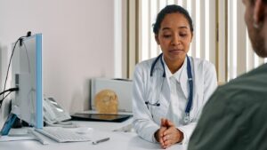 Médica en su consulta