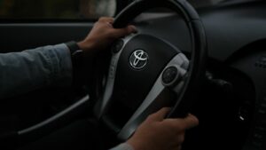 Conductor con las manos en el volante