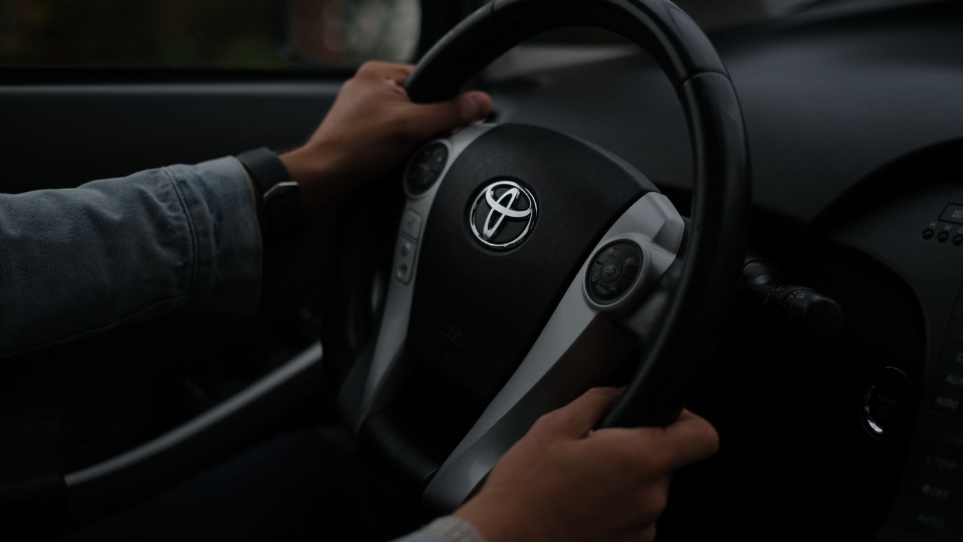 Renovar el carnet de conducir cerca de mí: conductor con las manos en el volante