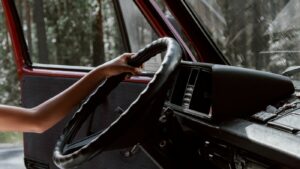 Manos en el volante de un coche